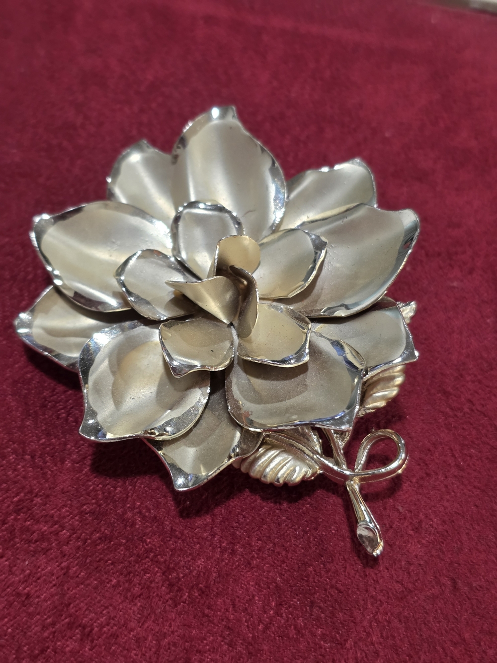 Gorgeous, Vintage Gold-tone Toned Flower Brooch